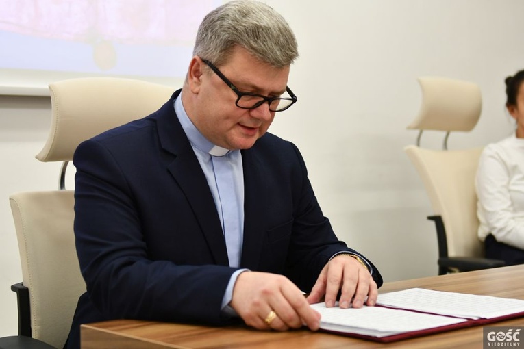 Trzy pergaminy z archiwum diecezjalnego już po konserwacji