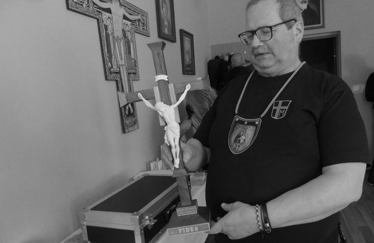 Śp. Piotr Jędrzejko w 2022 r. podczas rycerskiego świętownia rocznicy urodzin św. Jana Pawła II na os. Karpackim.