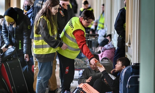 Wolontariusze rozdają żywność ukraińskim uchodźcom na dworcu w Przemyślu