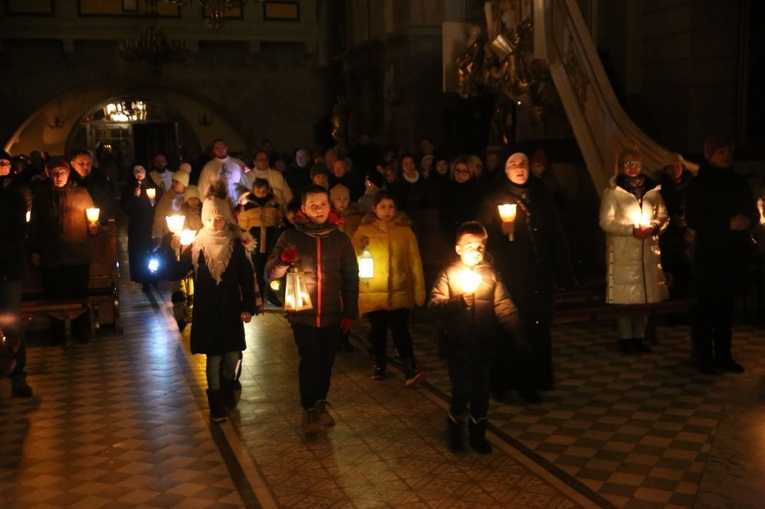 Roraty gromadzą licznych parafian.