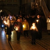 Roraty gromadzą licznych parafian.