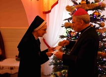 Życzenia biskupowi złożyła referentka ds. zakonnych s. Klara Radczak.