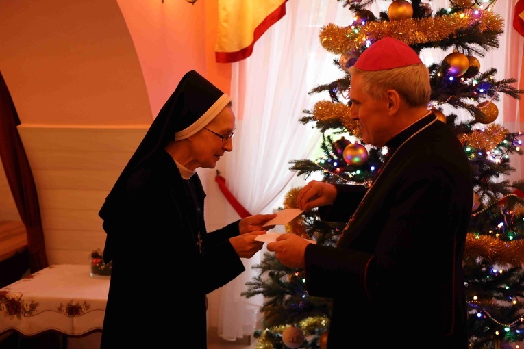 Życzenia biskupowi złożyła referentka ds. zakonnych s. Klara Radczak.