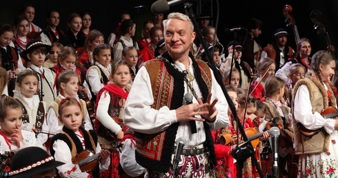 Zabłysły światełka na choince pod oknem papieskim