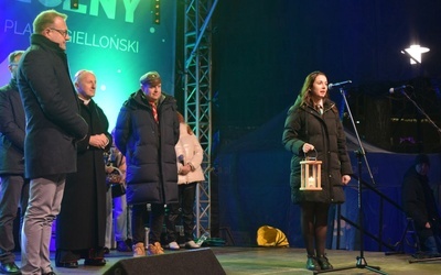 Harcerze w obecności biskupa Solarczyka przekazują Betlejemskie Światło Pokoju.