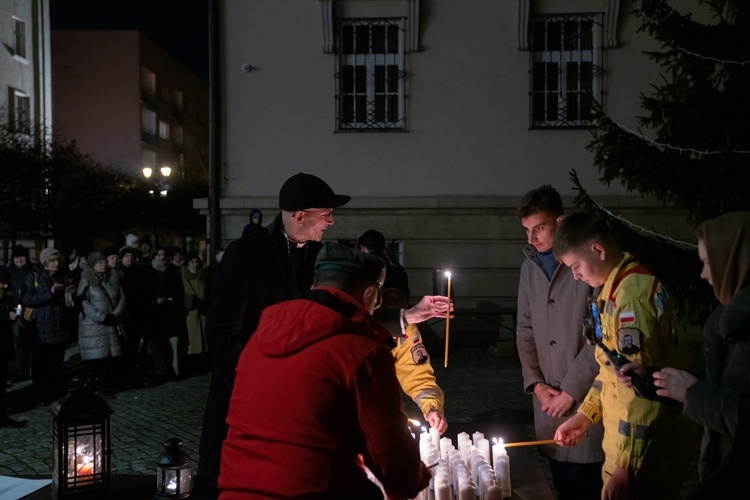 Podczas spotkania harcerze przekazali Betlejemskie Światło Pokoju.