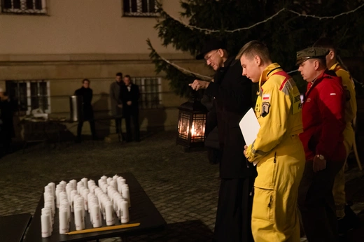 Rozświetlenie choinki przed katowicką kurią