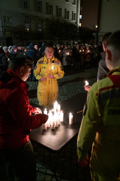 Rozświetlenie choinki przed katowicką kurią