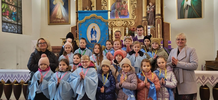 Marianki z parafii pw. Narodzenia NMNP w Smolcu