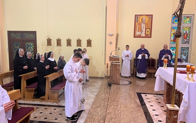 We wspólnej Mszy św. uczestniczyło ponad 50 sióstr zakonnych oraz grupa chłopców ze służby liturgicznej. 