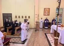 We wspólnej Mszy św. uczestniczyło ponad 50 sióstr zakonnych oraz grupa chłopców ze służby liturgicznej. 