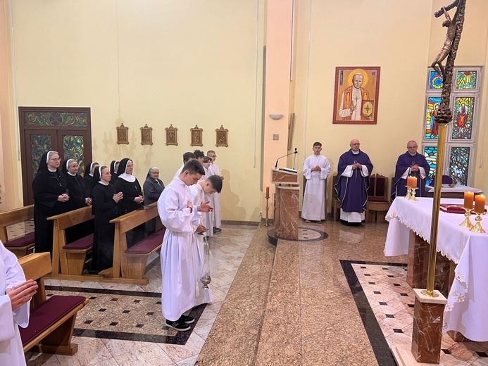 We wspólnej Mszy św. uczestniczyło ponad 50 sióstr zakonnych oraz grupa chłopców ze służby liturgicznej. 