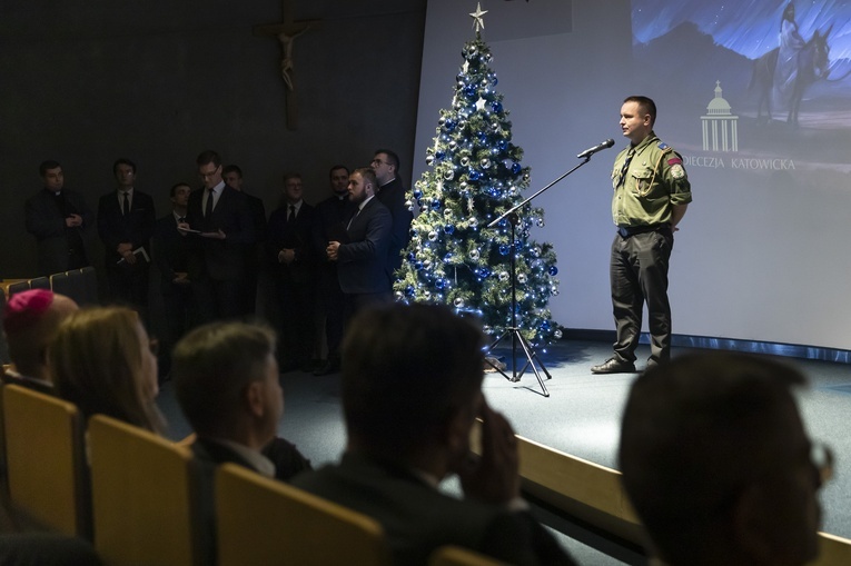 W trakcie spotkania Grzegorz Ociepka, zastępca komendanta Chorągwi Śląskiej ZHP, przekazał Betlejemskie Światło Pokoju.