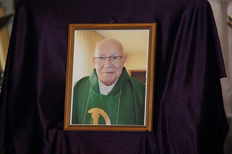 Msza św. pogrzebowa śp. ks. Derynga