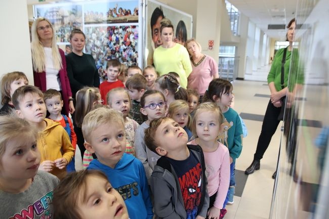 Dzieci z zainteresowaniem oglądały swoich rówieśników.