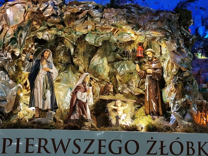 Jezus malusieńki leży wśród stajenki