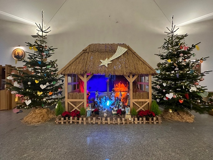 Jezus malusieńki leży wśród stajenki