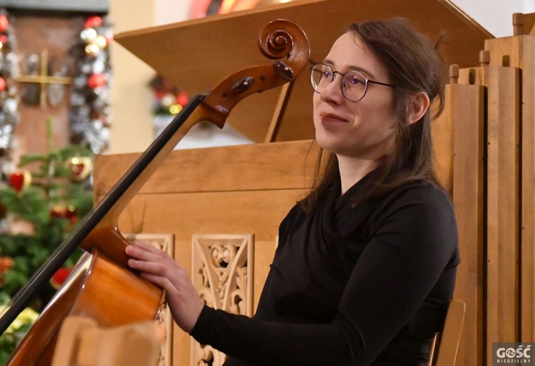 Kościół pełen ludzi i kolęd