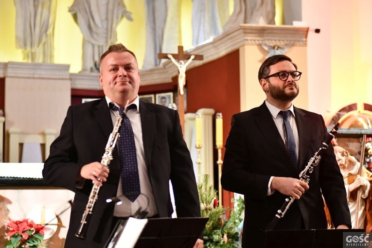 Kościół pełen ludzi i kolęd