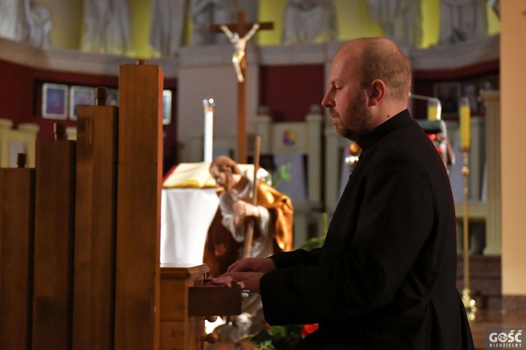 Kościół pełen ludzi i kolęd