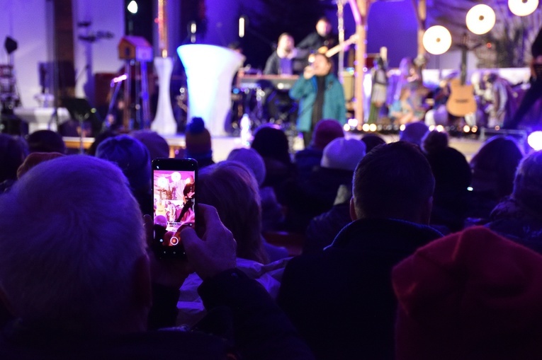 Kolędowanie z Mietkiem Szcześniakiem