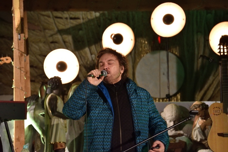 Kolędowanie z Mietkiem Szcześniakiem