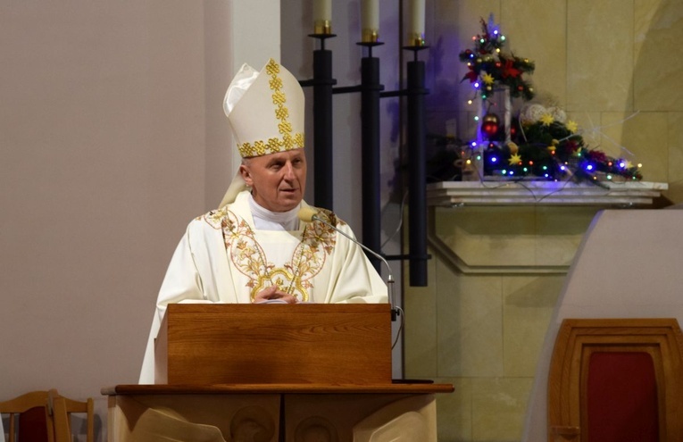 Bp Marek Solarczyk w kościele św. Rafała Kalinowskiego w Radomiu.