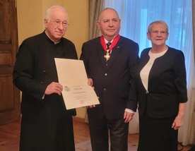 Krzyż św. Wiktorii dla prof. Jerzego Pietrzaka