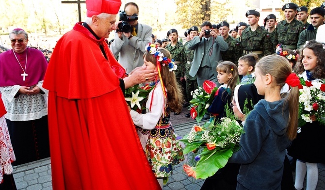 Kardynał Joseph Ratzinger w Oleśnicy w jubileuszowym roku. Wspomnienie