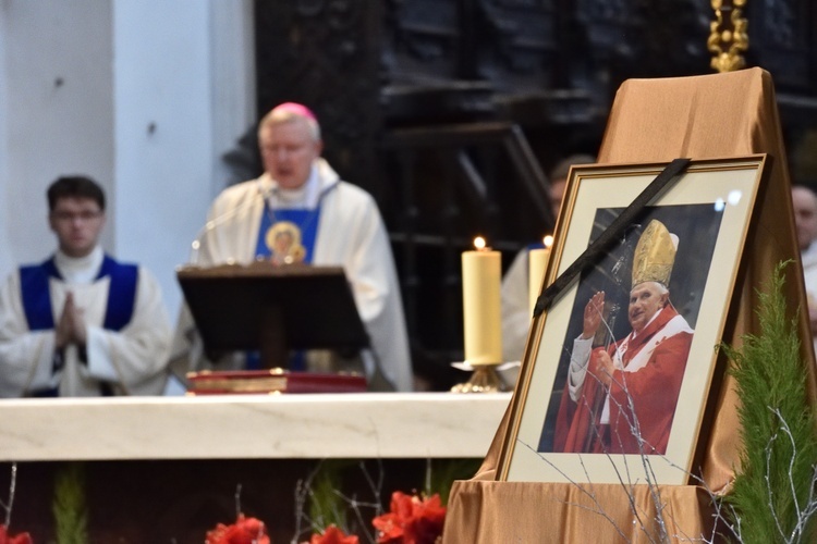 Msza św. żałobna za śp. Benedykta XVI