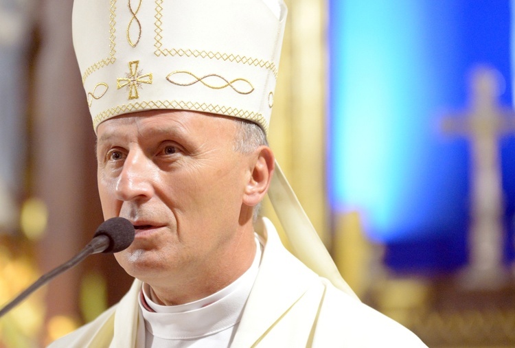 - Niech Bóg wam błogosławi i niech prowadzi przez cały nowy rok. Szczęść Boże! - życzy ordynariusz radomski.