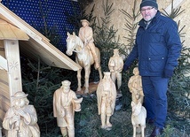 ▲	Rzeźbiarz przy grupie najnowszych dzieł w Istebnej. 