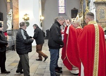 Po Eucharystii każdy z przybyłych otrzymał indywidualne błogosławieństwo.