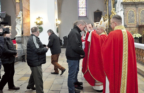 Po Eucharystii każdy z przybyłych otrzymał indywidualne błogosławieństwo.