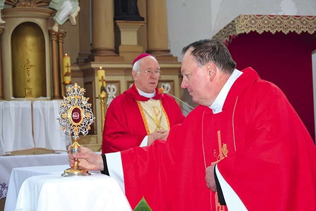 ▲	Szczątki świętego wprowadzono najpierw do kościoła Świętej Trójcy.