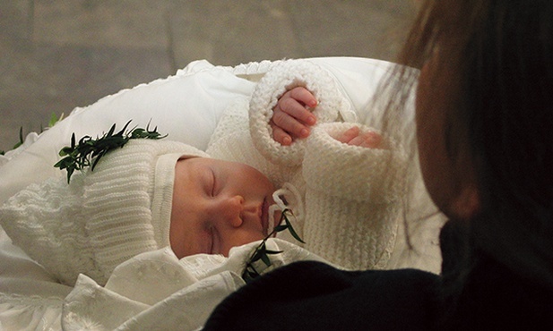 Dla wielu rodziców jest ważne, aby ich dzieci zostały ochrzczone wkrótce po urodzeniu. 