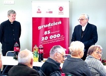 ▲	Z wolontariuszami spotkali się bp Jacek Jezierski i dyrektor Caritas Diecezji Elbląskiej ks. Wojciech Borowski.
