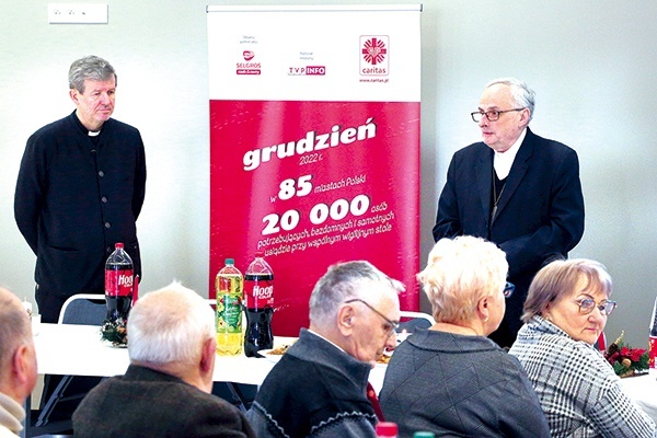 ▲	Z wolontariuszami spotkali się bp Jacek Jezierski i dyrektor Caritas Diecezji Elbląskiej ks. Wojciech Borowski.