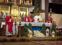 Mszę św. z biskupem koncelebrowali ks. Radosław Mielczarek i ks. Michał Pietraszek, którzy prowadzili SOW.