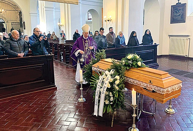 Moment okadzenia trumny w czasie obrzędu ostatniego pożegnania.