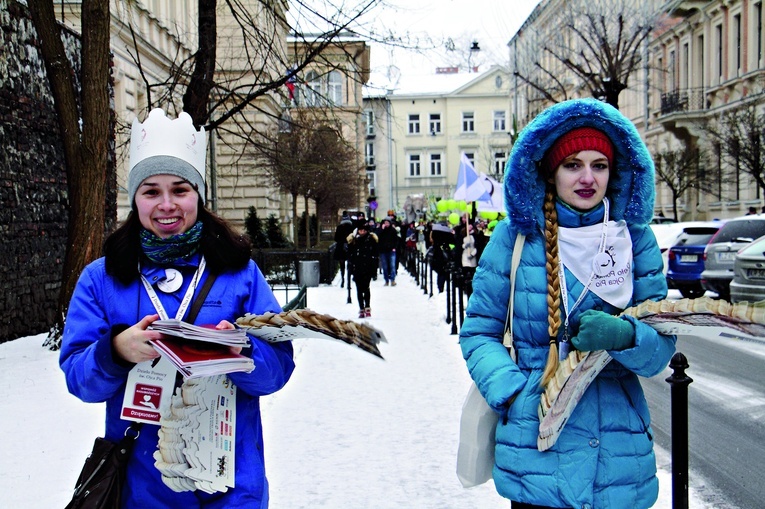 ▲	Kwestujący zawsze rozdają śpiewniki i korony.