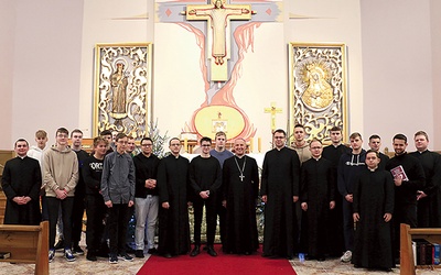 Uczestnicy z bp. Markiem Solarczykiem, ojcami duchownymi i alumnami.