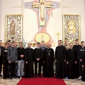 Uczestnicy z bp. Markiem Solarczykiem, ojcami duchownymi i alumnami.