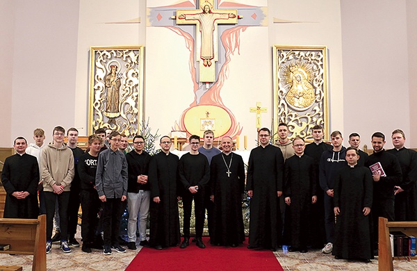 Uczestnicy z bp. Markiem Solarczykiem, ojcami duchownymi i alumnami.