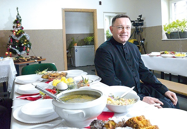 W jadłodajni  na podopiecznych  czeka ks. Karol Piłat.