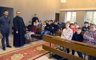 W zajęciach ks. Chamerskiego (drugi z lewej) wspomagają alumni z radomskiego seminarium.