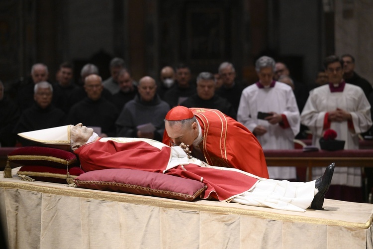 Ciało Benedykta XVI w bazylice św. Piotra. Tysiące wiernych oddadzą mu hołd