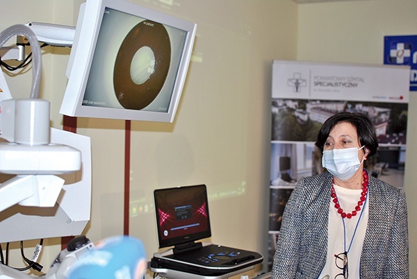 Anna Schossler, ordynator okulistyki, pokazuje aparaturę,  którą otrzymał jej oddział. 