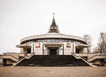 ▲	Na dachu kościoła znajduje się figura symbolizująca opiekę Matki Bożej nad mieszkańcami.