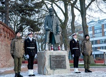 ▲	Uroczystość odbyła się przy monumencie kontradmirała.